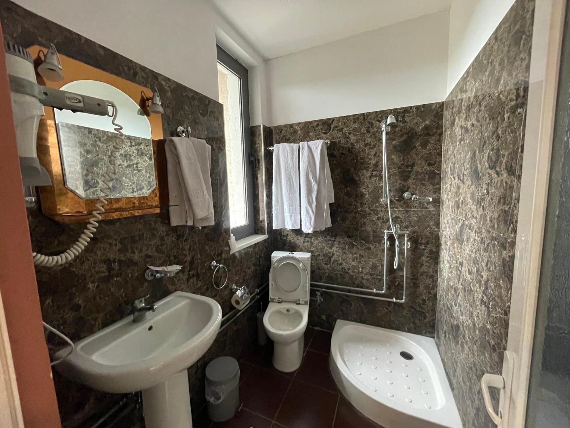 Hotel Kthella Resort Rreshen 外观 照片